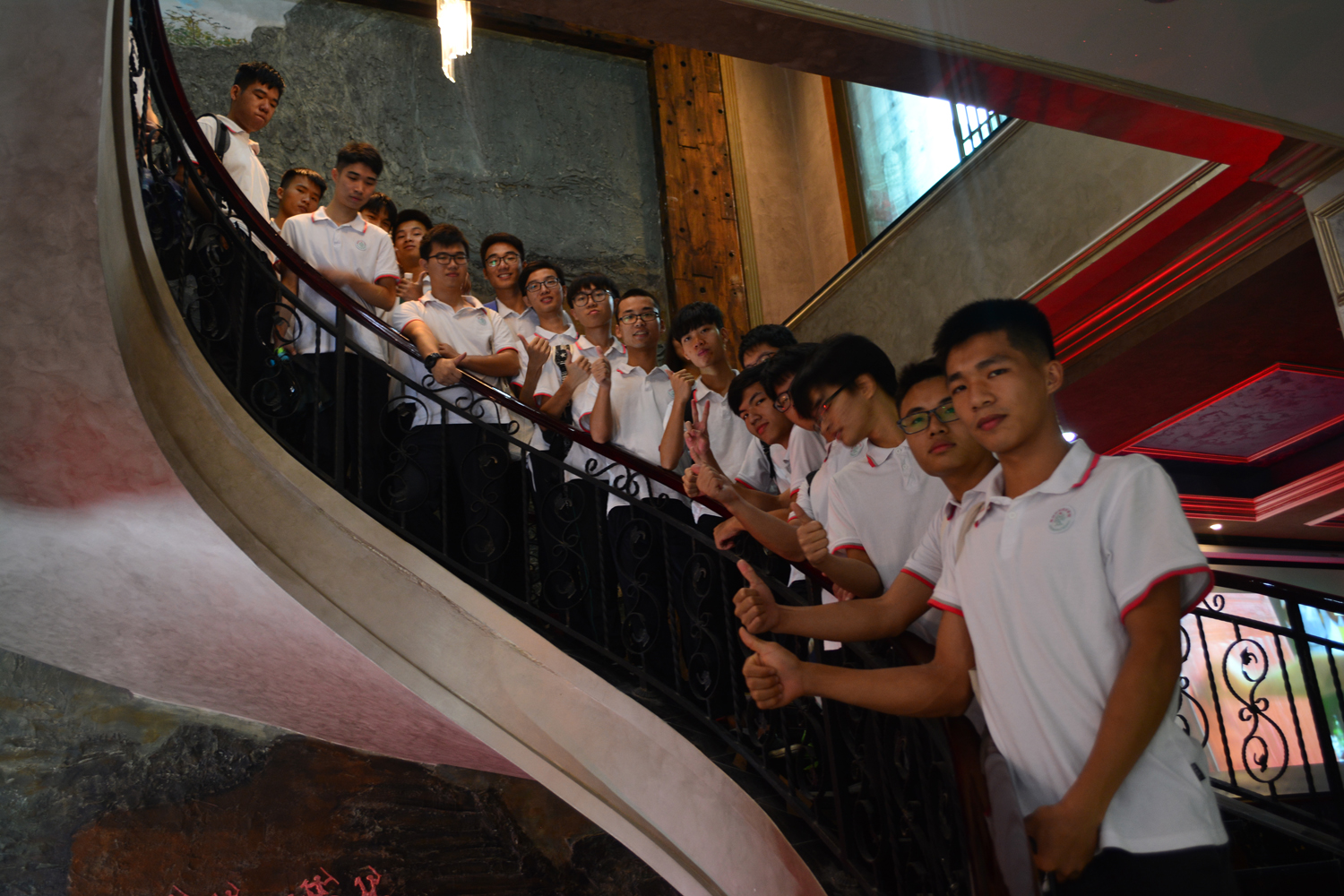 涂料經訊：遇見未來的自己，百名莘莘學子走進阿里大師參觀學習