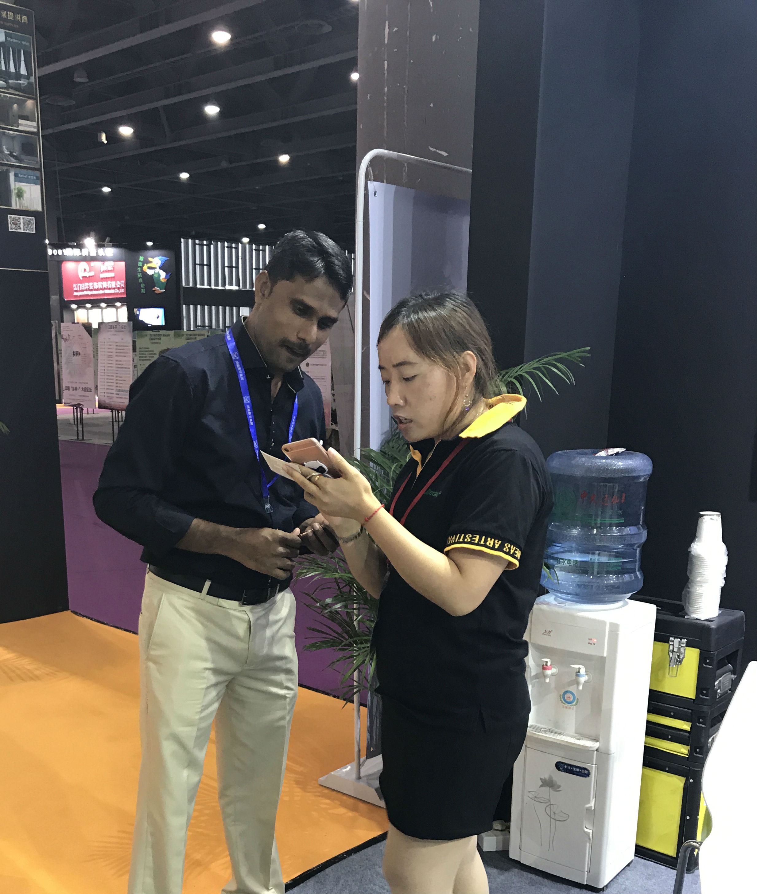 GIOVANNI喬瓦尼藝術涂料現場咨詢客戶