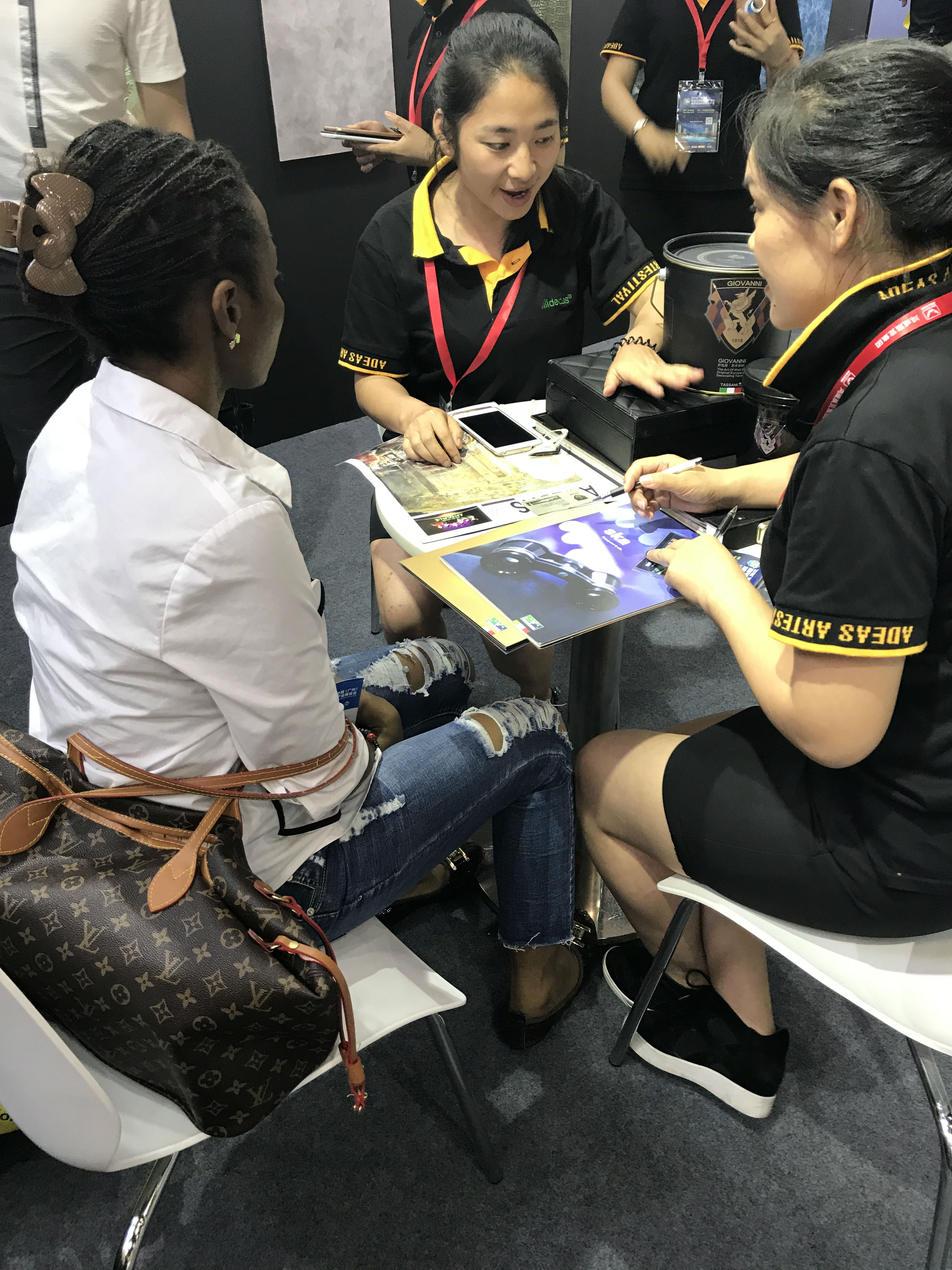 南非的女設計師對GIOVANNI喬瓦尼藝術涂料展開**的了解