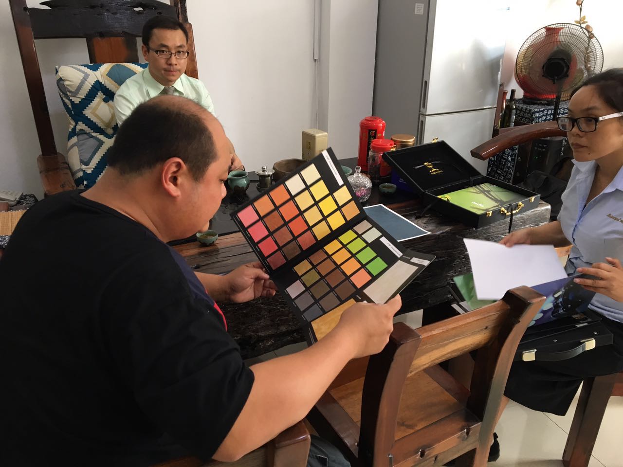 馬來西亞客戶詳細的了解GIOVANNI喬瓦尼藝術(shù)涂料產(chǎn)品體系